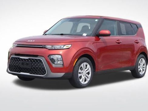 Used 2022 Kia Soul LX image 2