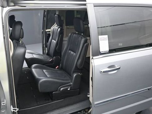 Used 2016 Chrysler Town & Country Touring w/ Driver Convenience Group FWD image 24