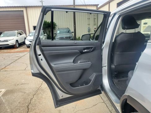 Used 2022 Toyota Highlander XLE FWD image 23
