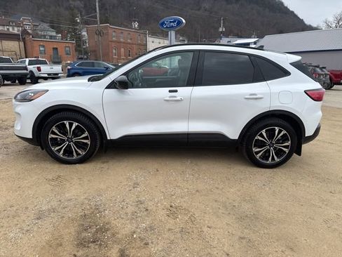 Used 2022 Ford Escape SE w/ SE Sport Appearance Package image 2