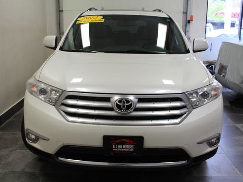 Used 2012 Toyota Highlander SE w/ Tow Pkg AWD/4WD image 2