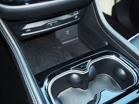 New 2026 Chrysler Pacifica Limited w/ Uconnect Theater Family Group image 28