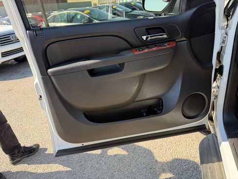 Used 2011 Chevrolet Suburban LT image 14