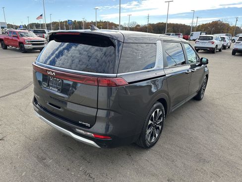 Used 2022 Kia Carnival EX image 9