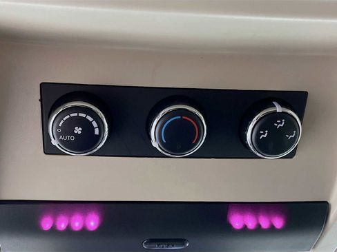 Used 2015 Chrysler Town & Country Touring image 23