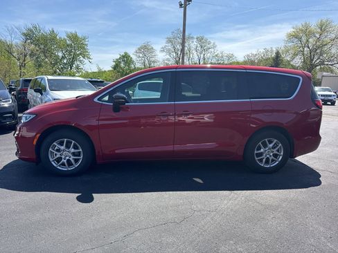 Used 2025 Chrysler Pacifica Select FWD image 4