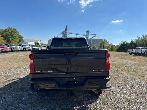 Used 2024 Chevrolet Silverado 2500 Custom w/ Custom Value Package image 4