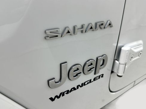 Used 2023 Jeep Wrangler Unlimited Sahara w/ Cold Weather Group AWD/4WD image 28