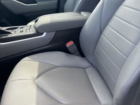 Used 2021 Toyota Highlander XLE AWD/4WD image 14