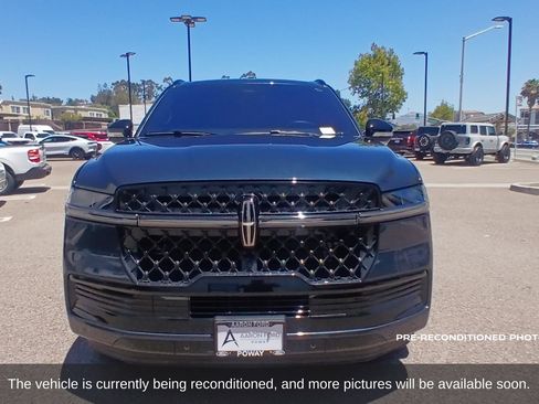 Used 2025 Lincoln Navigator L Reserve w/ Jet Appearance Package AWD/4WD image 2