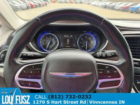 Used 2018 Chrysler Pacifica Touring-L FWD image 18