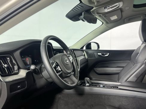 Used 2025 Volvo XC60 B5 Plus image 19