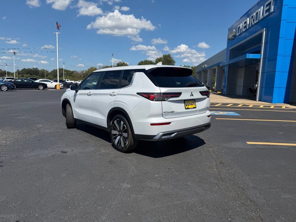 Used 2025 Mitsubishi Outlander SE AWD/4WD image 3