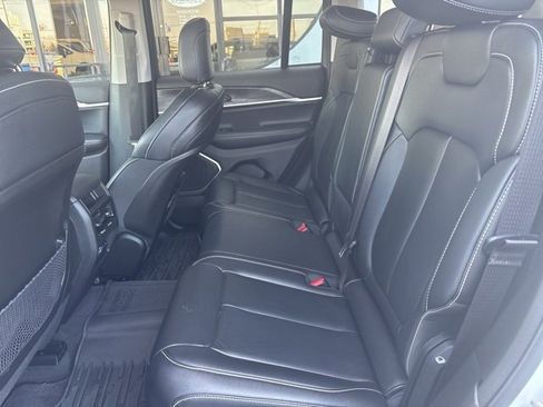 Used 2022 Jeep Grand Cherokee Limited image 15