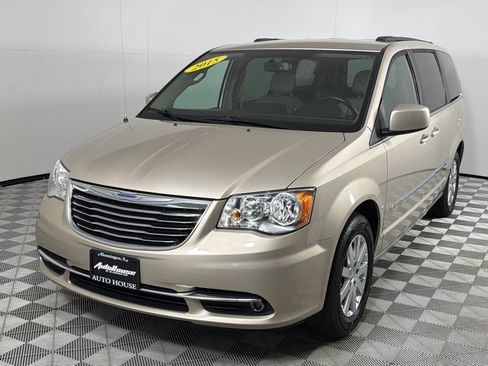 Used 2015 Chrysler Town & Country Touring FWD image 8