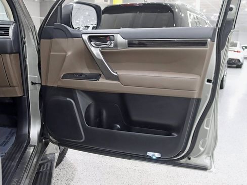 Used 2023 Lexus GX 460 Premium w/ Accessory Package image 34