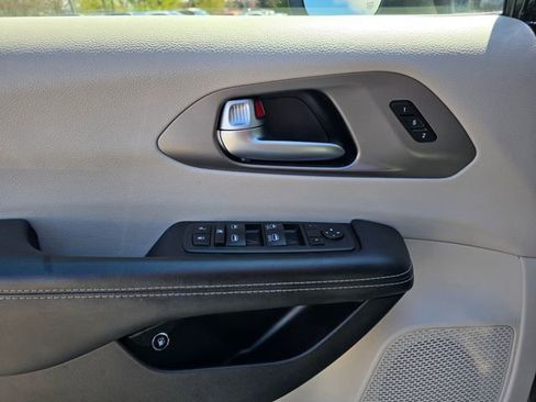 Used 2023 Chrysler Pacifica Touring-L FWD image 27