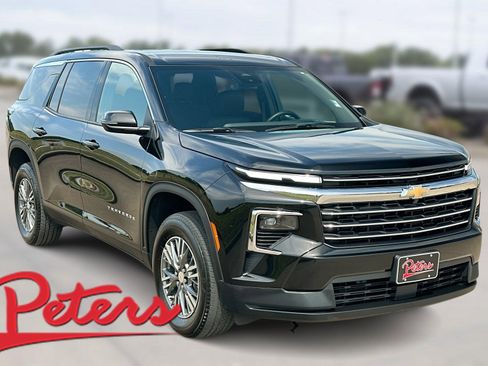 Used 2025 Chevrolet Traverse LT image 1