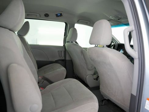 Used 2015 Toyota Sienna L image 38
