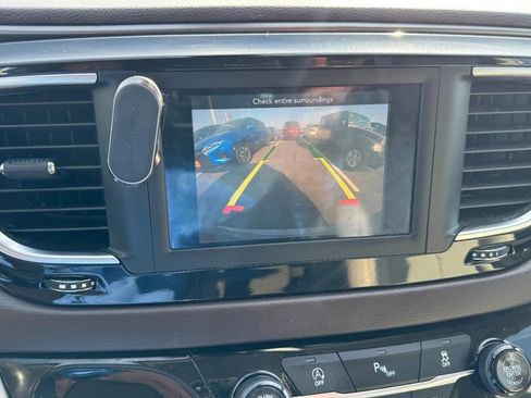 Used 2018 Chrysler Pacifica Touring-L image 21