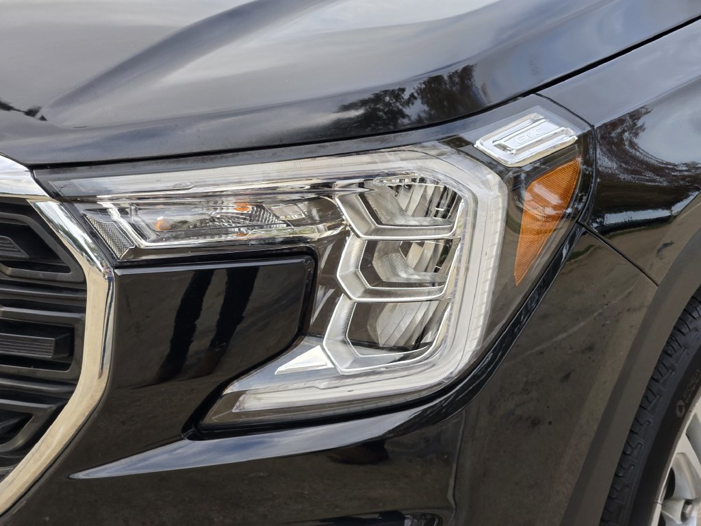 Used 2024 GMC Terrain SLE w/ Driver Convenience Package FWD image 9