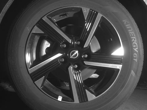 Used 2025 Nissan Sentra SV FWD image 12
