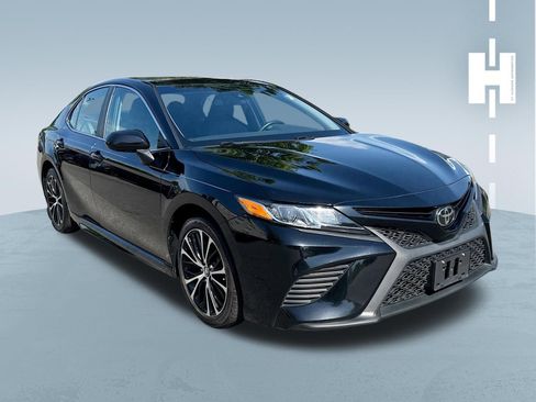 Used 2018 Toyota Camry SE w/ Moonroof Package FWD image 1