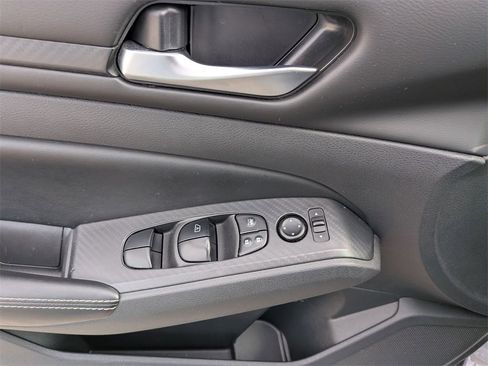 Used 2024 Nissan Altima 2.5 SV image 11