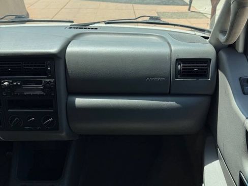 Used 2002 Volkswagen Eurovan MV FWD image 26