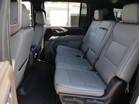 Used 2022 GMC Yukon XL SLT w/ SLT Premium Package image 25