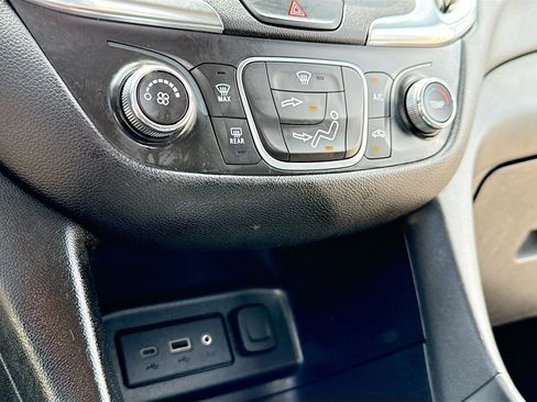 Used 2019 Chevrolet Equinox LT FWD image 11