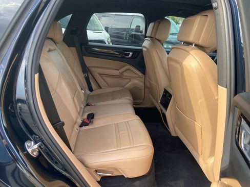 Used 2019 Porsche Cayenne Sport Utility 4D image 18