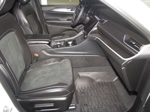 Used 2025 Jeep Grand Cherokee Altitude AWD/4WD image 21