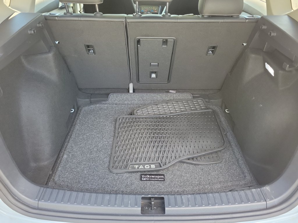 Used 2025 Volkswagen Taos SE w/ Panoramic Sunroof Package FWD image 8