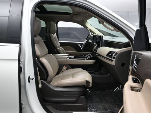 Used 2024 Lincoln Navigator Premiere AWD/4WD image 27