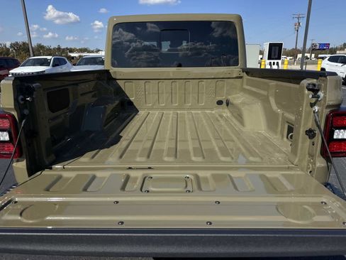 New 2025 Jeep Gladiator Rubicon image 7