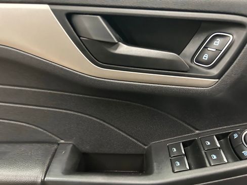 Used 2022 Ford Escape SE w/ SE Sport Appearance Package image 11