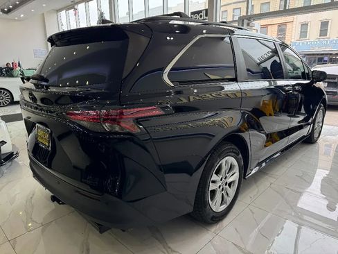 Used 2022 Toyota Sienna XLE Woodland Edition image 4