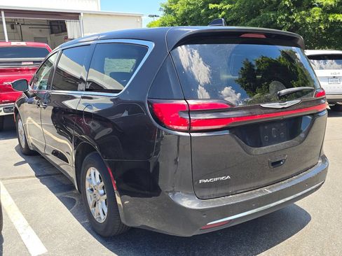 Used 2023 Chrysler Pacifica Touring-L FWD image 4