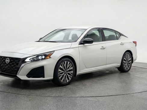 Used 2025 Nissan Altima 2.5 SV image 3
