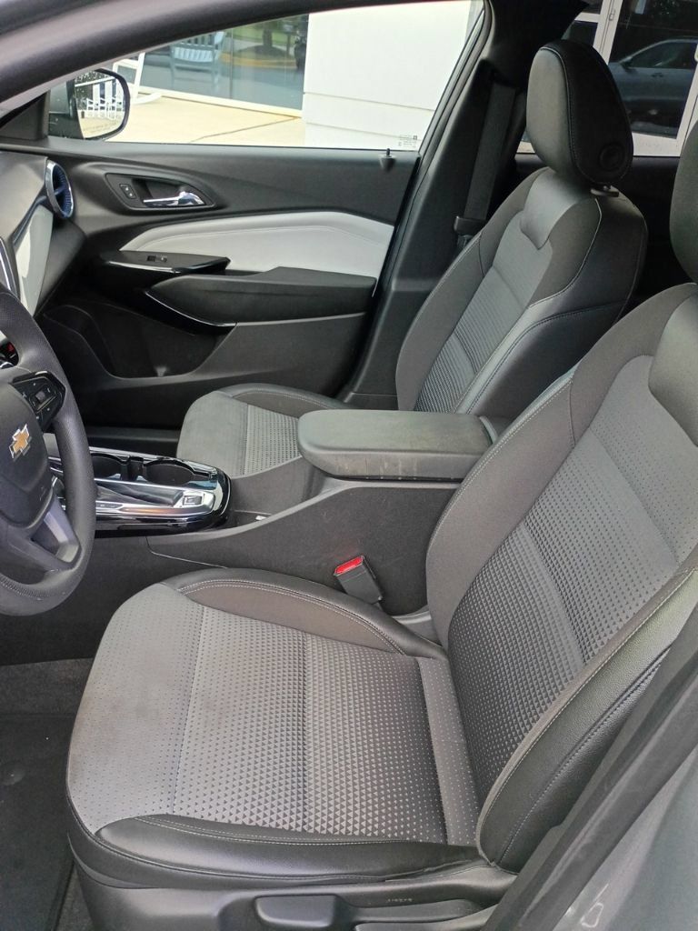 Used 2025 Chevrolet Trax LT FWD image 9