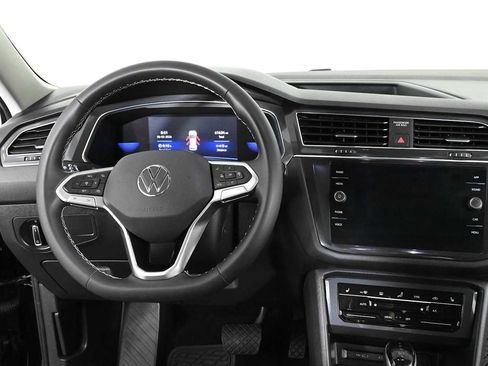 Certified 2022 Volkswagen Tiguan SE w/ Panoramic Sunroof Package AWD/4WD image 3