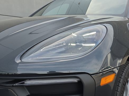 Used 2026 Porsche Macan AWD/4WD image 12