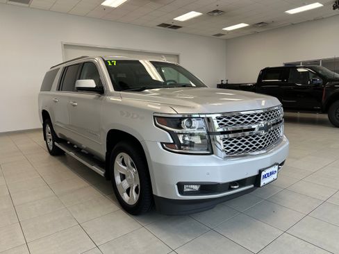 Used 2017 Chevrolet Suburban LT w/ LT Signature Package AWD/4WD image 4