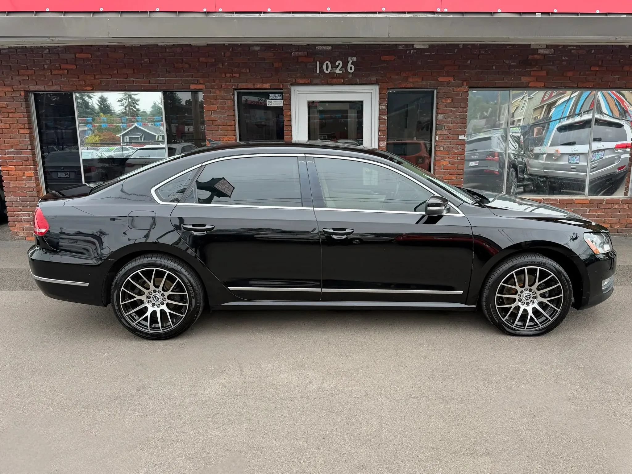 Used 2014 Volkswagen Passat TDI SE FWD image 2