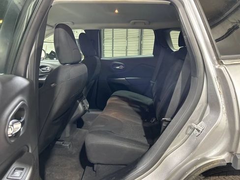 Used 2019 Jeep Cherokee Latitude w/ Popular Appearance Group image 6