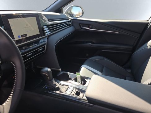 Used 2025 Toyota Camry SE FWD image 4