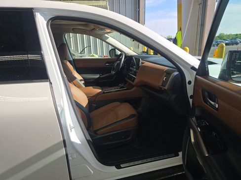 Used 2025 Nissan Pathfinder Platinum image 12