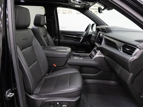 Used 2022 GMC Yukon XL Denali w/ Denali Premium Package image 15