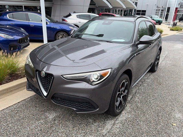 Used 2022 Alfa Romeo Stelvio Ti AWD/4WD image 2